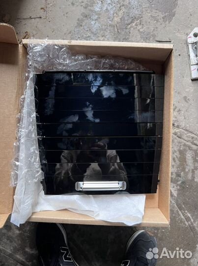 Крышка отсека вещевой консоли