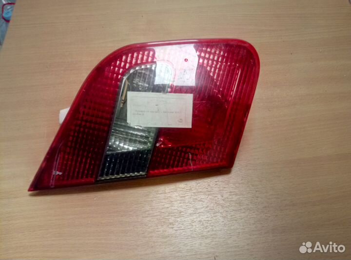 Фонарь левый на крышку Mitsubishi Carisma 99-03