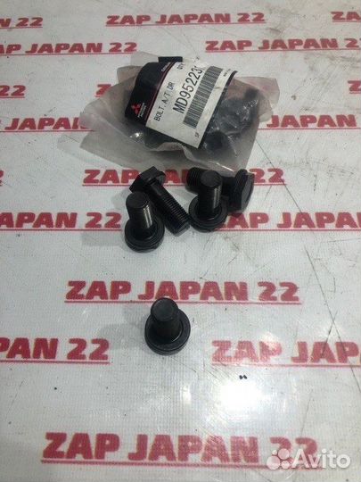 Болт маховика Mitsubishi