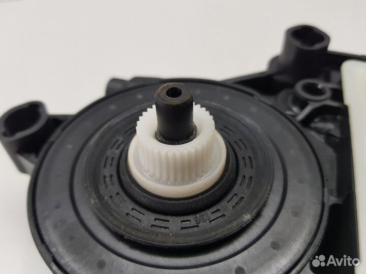 Моторчик стеклоподъемника задний левый