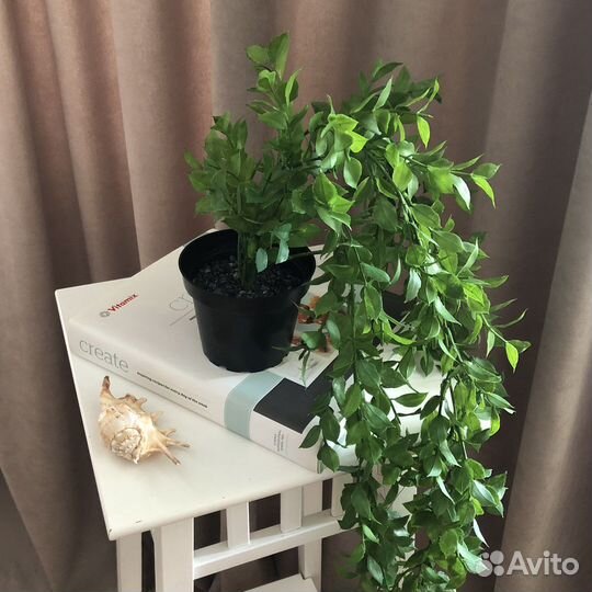 Искусственное растение в горшке