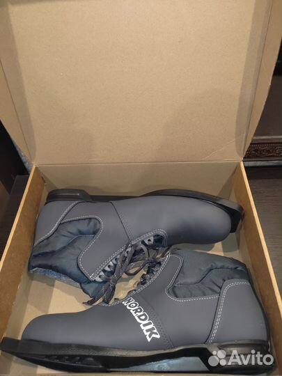 Лыжные ботинки Nordik 45 размер крепление NN 75