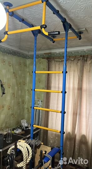 Шведская стенка с турником в распор