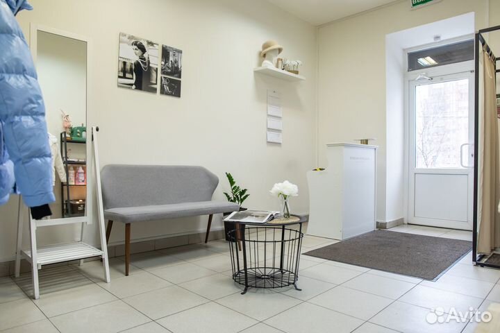 Швея портной в ателье