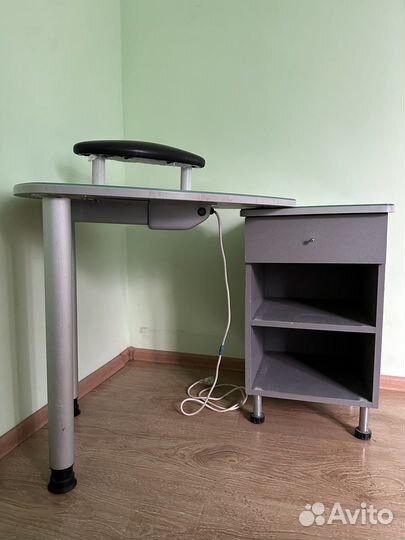 Маникюрный стол