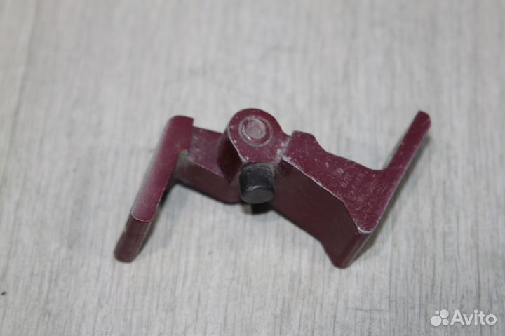 Петля правой двери VW Polo-Jetta Skoda Rapid