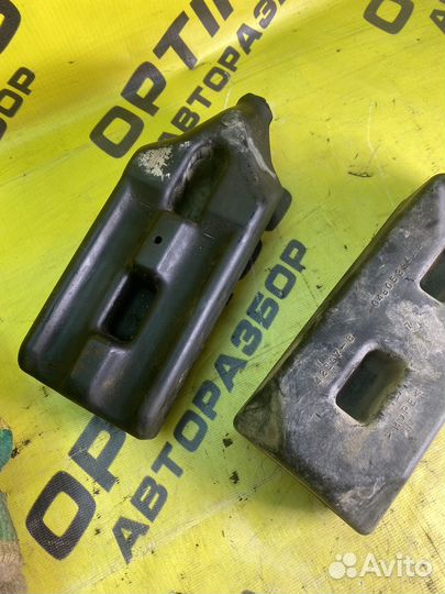 Отбойник переднего бампера Chrysler Sebring