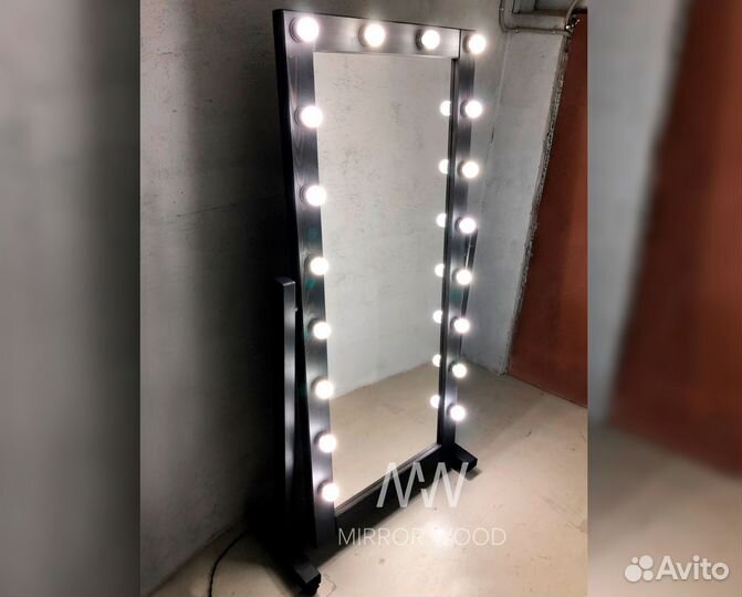 Гримерное зеркало с лампочками на подставке