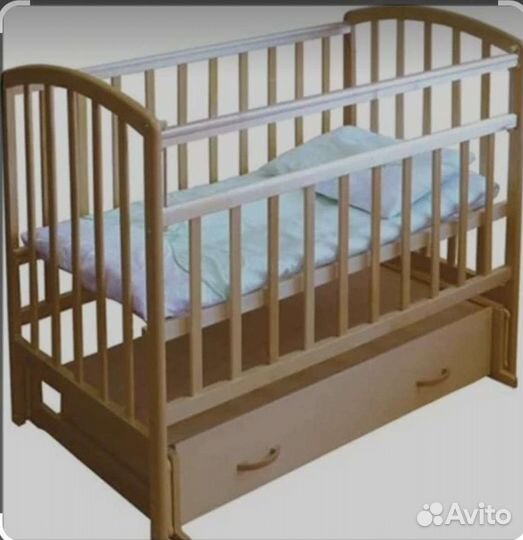 Детская кроватка с маятником и ящиком и с матрасом