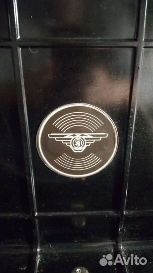 Старинный проигрыватель виниловых пластинок