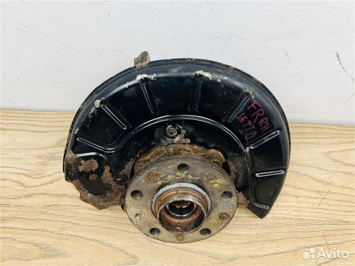 Кулак поворотный передний правый Volkswagen Jetta