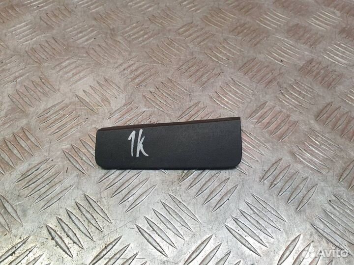 Заглушка буксировочного крюка передняя левая