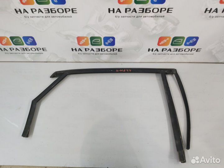 Уплотнительная резинка стекла двери задняя левая