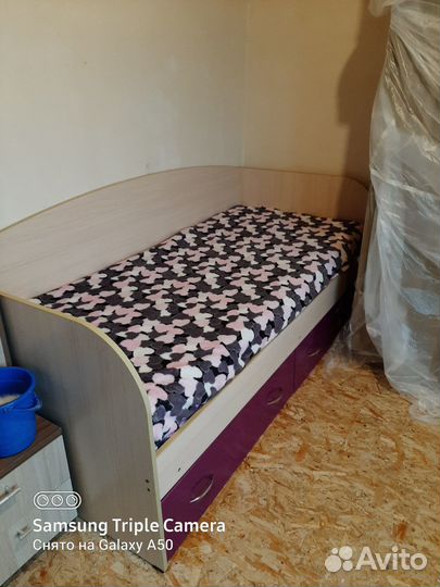 Кровать односпальная с ящиками и матрасом