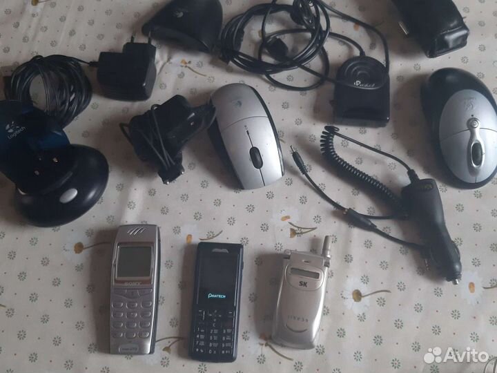 Аксессуары к телефонам: адаптеры, зарядки, наушник