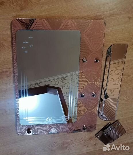 Зеркало с полкой