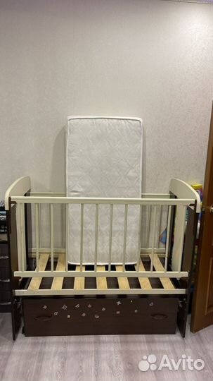 Детская кроватка с поперечным маятником