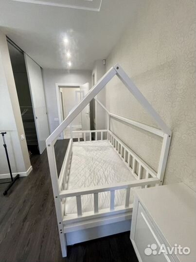 Продам детскую кровать домик