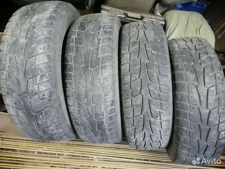 Hankook Winter I'Pike 215/70 R15C