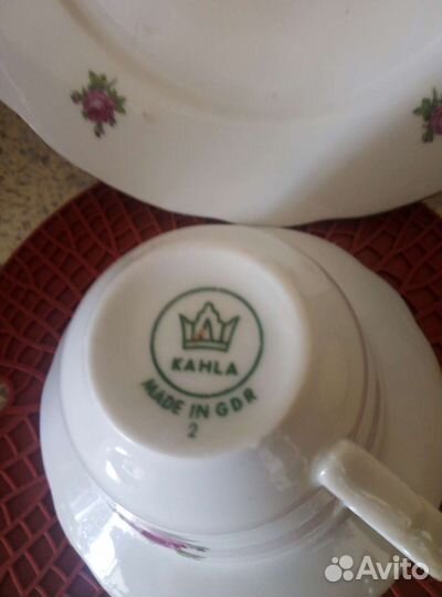 Чашки с блюдцами, тарелками для десерта и торта