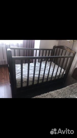 Детская кроватка с продольным маятником