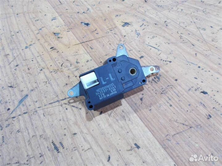 Моторчик заслонки отопителя Toyota Camry V10 1991