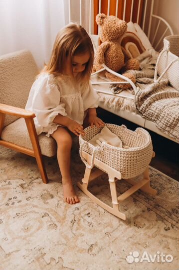 Вязаная люлька для куклы