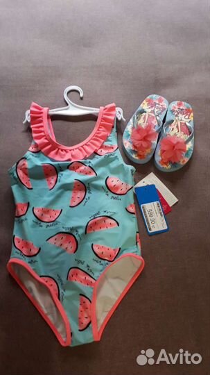 Купальник и сланцы