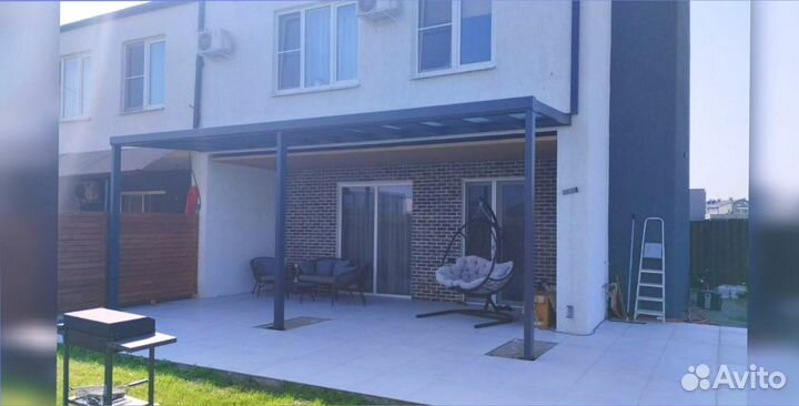 Стеклянный козырек над дверью