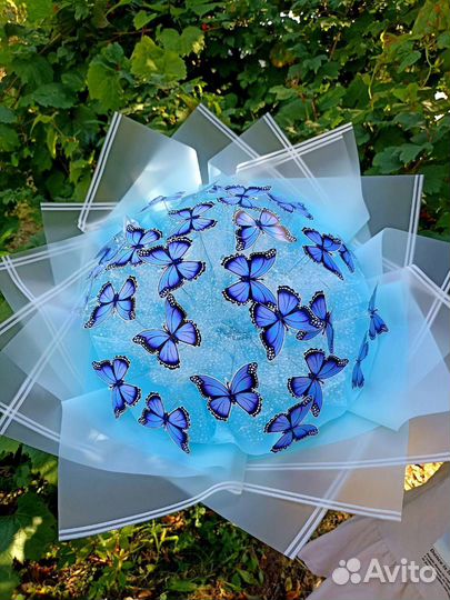 Светящийся букет из 27 бабочек