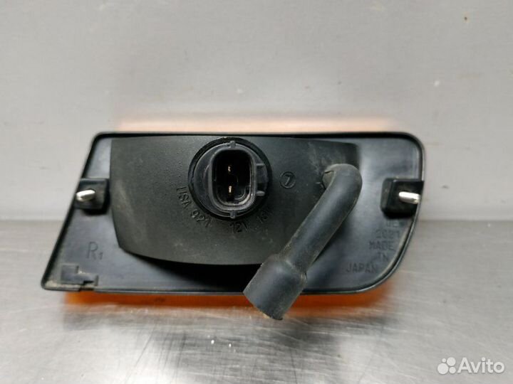 Повторитель поворота в крыло передний правый