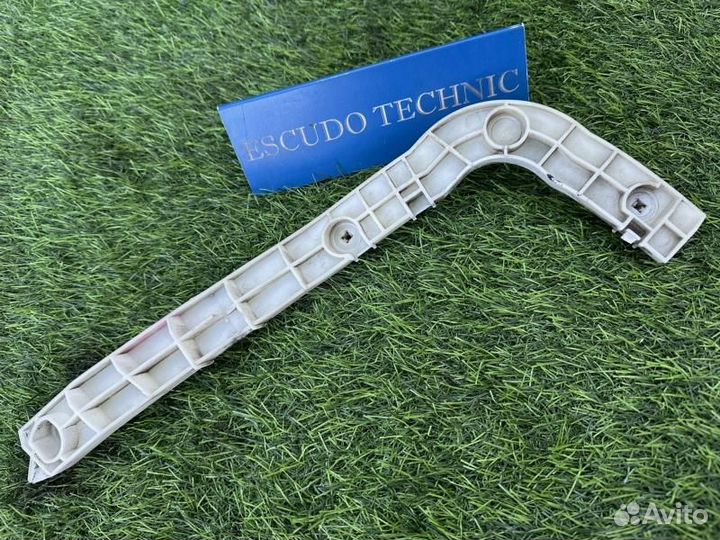 Крепление бампера заднее правое Suzuki