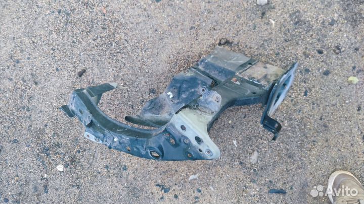 Суппорт фары правый mitsubishi outlander xl