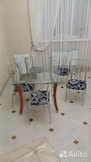 Продаётся кухонный стол со стульями