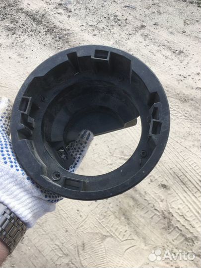 Кронштейн Logan переднего левого динамика