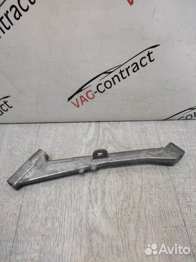 Кронштейн впускного коллектора Volkswagen Tiguan 2