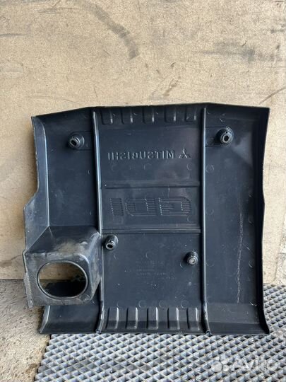 Декоративная крышка двс Mitsubishi Pajero V75W