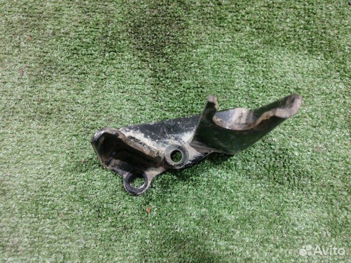 Кронштейн крепления троса кпп Nissan Micra K12E