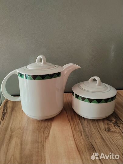 Заварочный чайник и сахарница