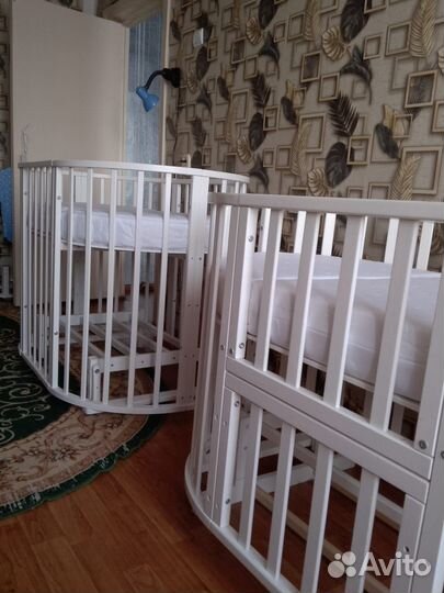 Детская кроватка с маятником