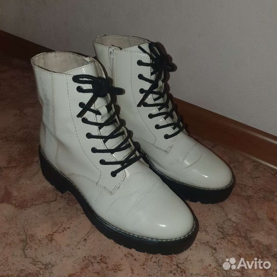 Белые ботинки