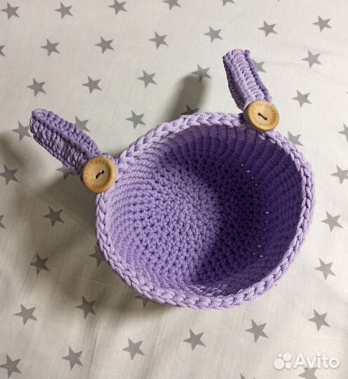 Вязаная корзинка на детскую кроватку