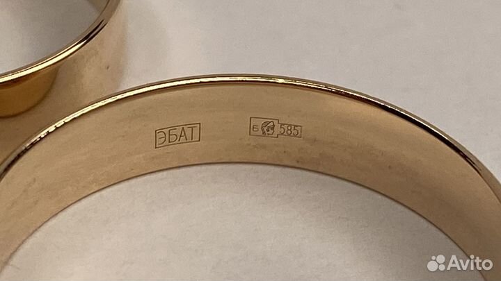 Золотое обручальное кольцо