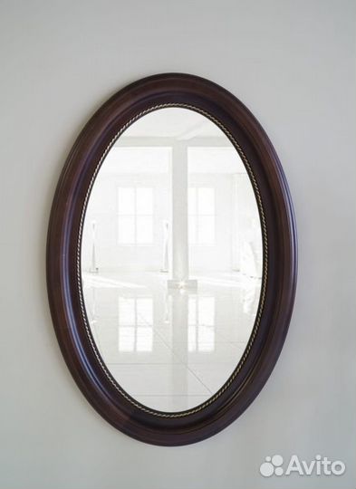 Зеркало в деревянной раме