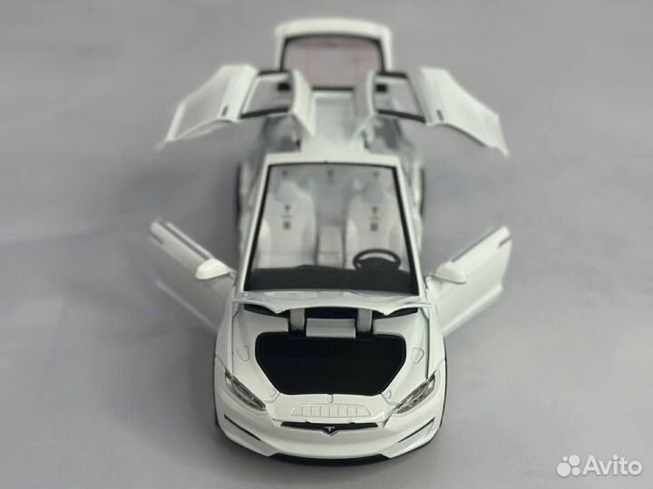 Модель машины Tesla Model X белая 1:24