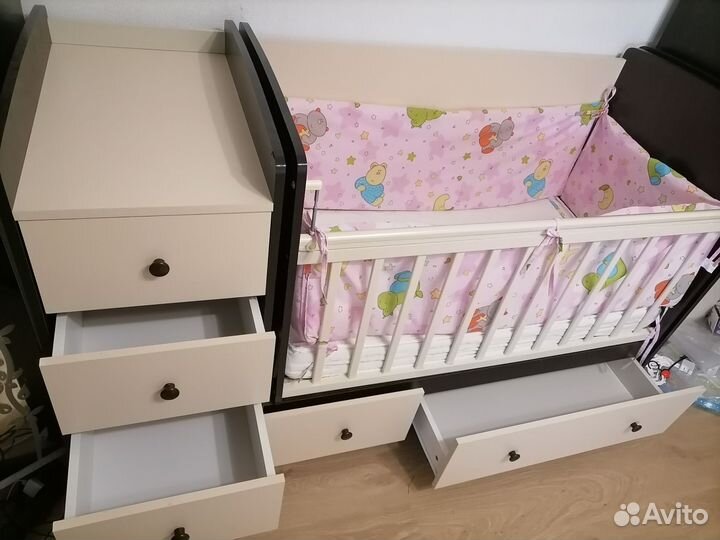 Детская кроватка с маятником и комодом