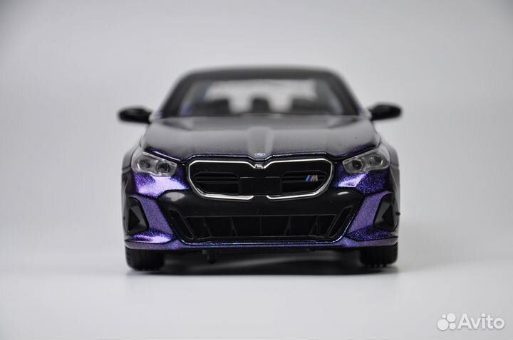 Модель авто BMW i5 M60 xDrive (G60) 1:24 металл