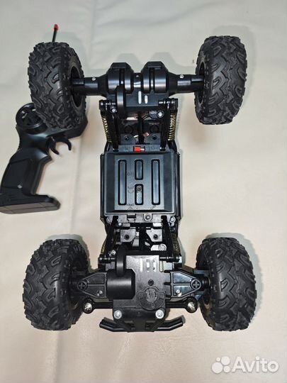 Машинка на радиоуправлении полноприводная 1/16