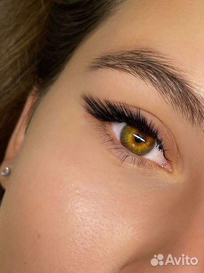 Модель на ресницы для контента