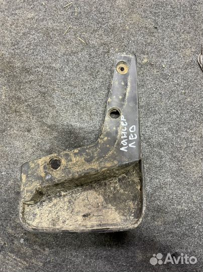 Брызговик передний левый Mitsubishi Lancer 9